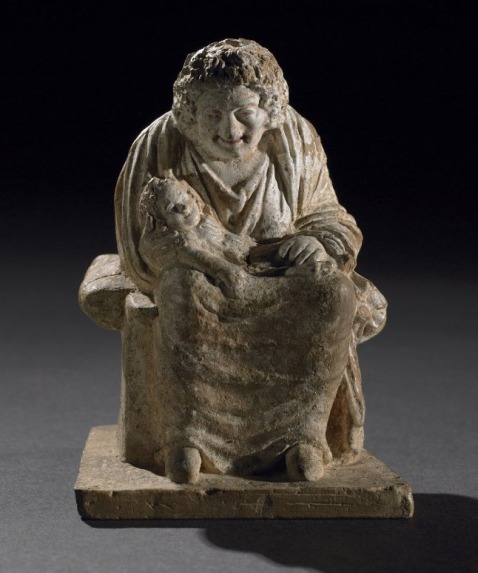 04. Figura de terracota de uma velha ama com um bebé. Beócia. Grécia. Cerca de 330-300 a.C. British Museum.