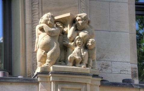 Escultura alusiva ao conto O Rei Vai Nu, de Hans-Christian Anderson. Colónia. Alemanha.