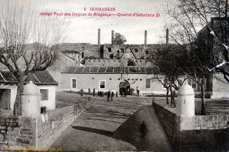O Paço dos Duques antes do restauro. Foi utilizado como Quartel Militar entre 1807 e 1935