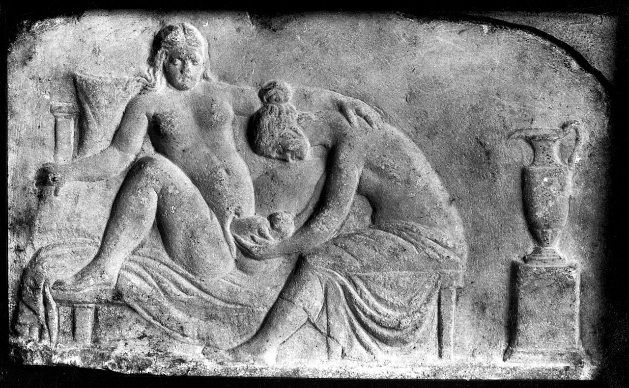 01. Escultura romana em relevo com uma parteira a ajudar a um nascimento